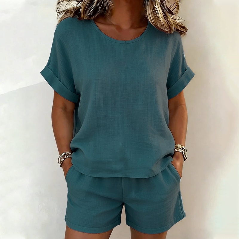 Outfit coordinato donna due pezzi: t-shirt estiva e shorts casual. Moda estate confortevole.