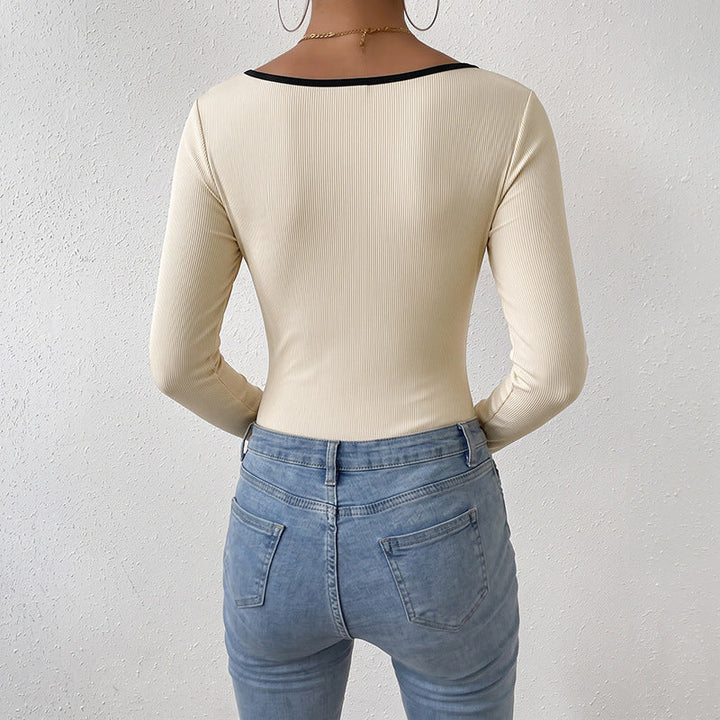 Tuta donna casual in maglia a coste albicocca, con maniche lunghe. Un capo versatile per comfort quotidiano e moda donna.