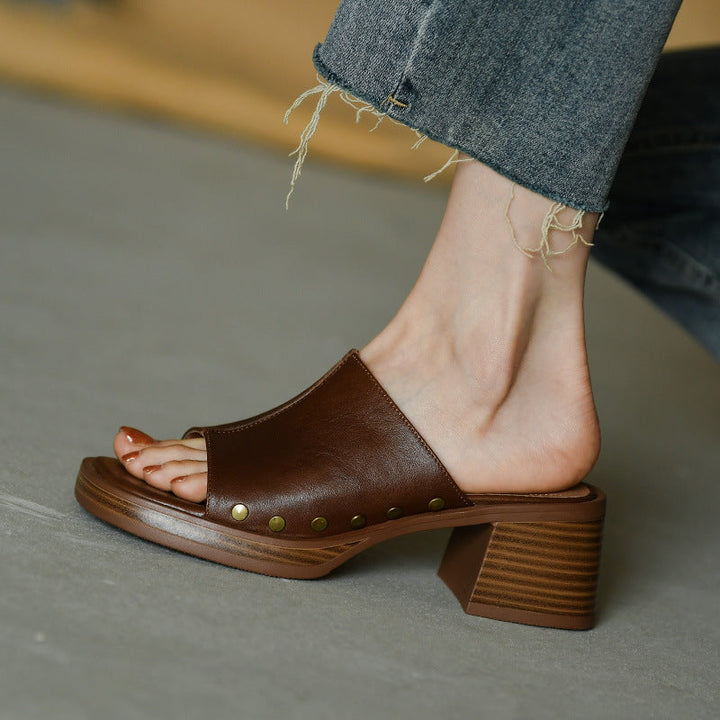 Sandali estivi donna con tacco largo e punta quadrata. Calzature eleganti e comode, perfette per ogni occasione.