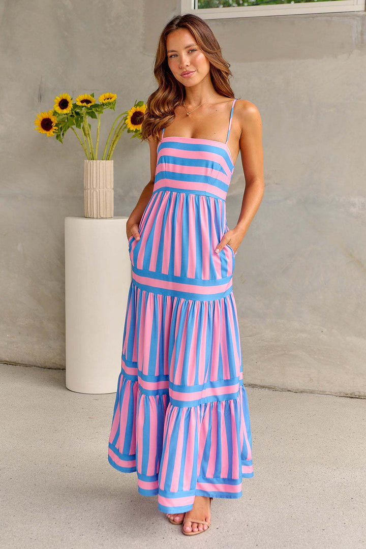 Abito lungo estivo da donna a righe con spalline sottili, perfetto per la moda casual estiva e un look fluido.