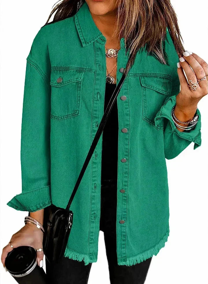 Giacca denim da donna, stile senza tempo, facile da abbinare per outfit quotidiani.