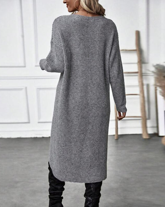 Moda invernale: abito donna in maglia tinta unita, un capo essenziale per l'eleganza femminile.