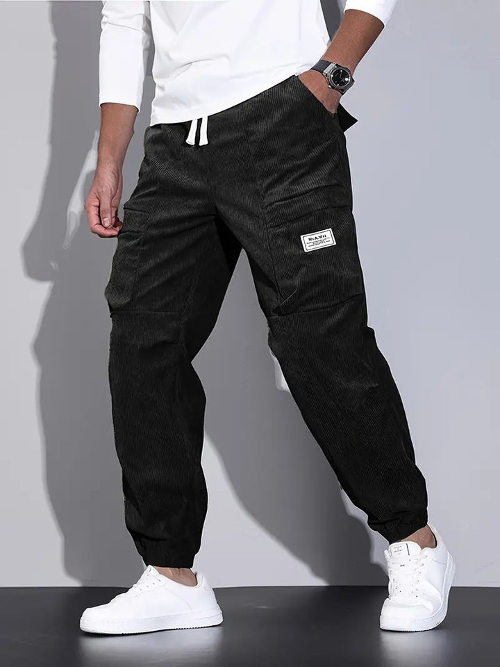 Pantaloni slim fit cargo uomo in tessuto confortevole, perfetti per lo stile urbano.