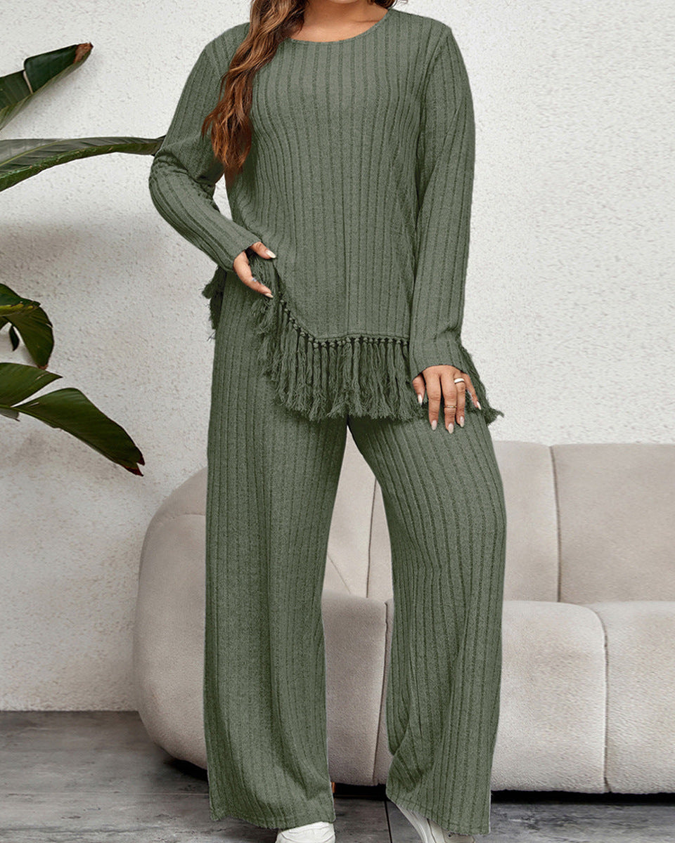 Elegante completo due pezzi curvy donna, top sfrangiato e pantaloni ampi per outfit primavera estate casual.