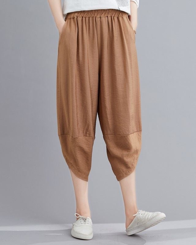 Pantaloni ampi harem da donna marroni, vita alta e cropped, ideali per comfort e uno stile casual chic moderno.