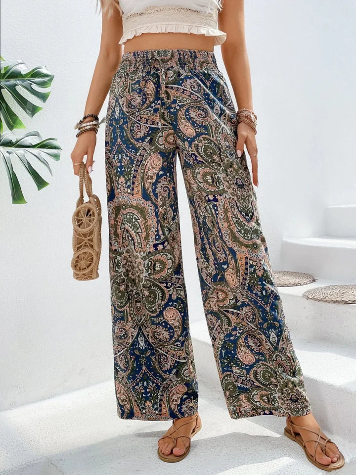 Look chic con pantaloni ampi stampati, perfetti per la moda donna versatile e contemporanea.