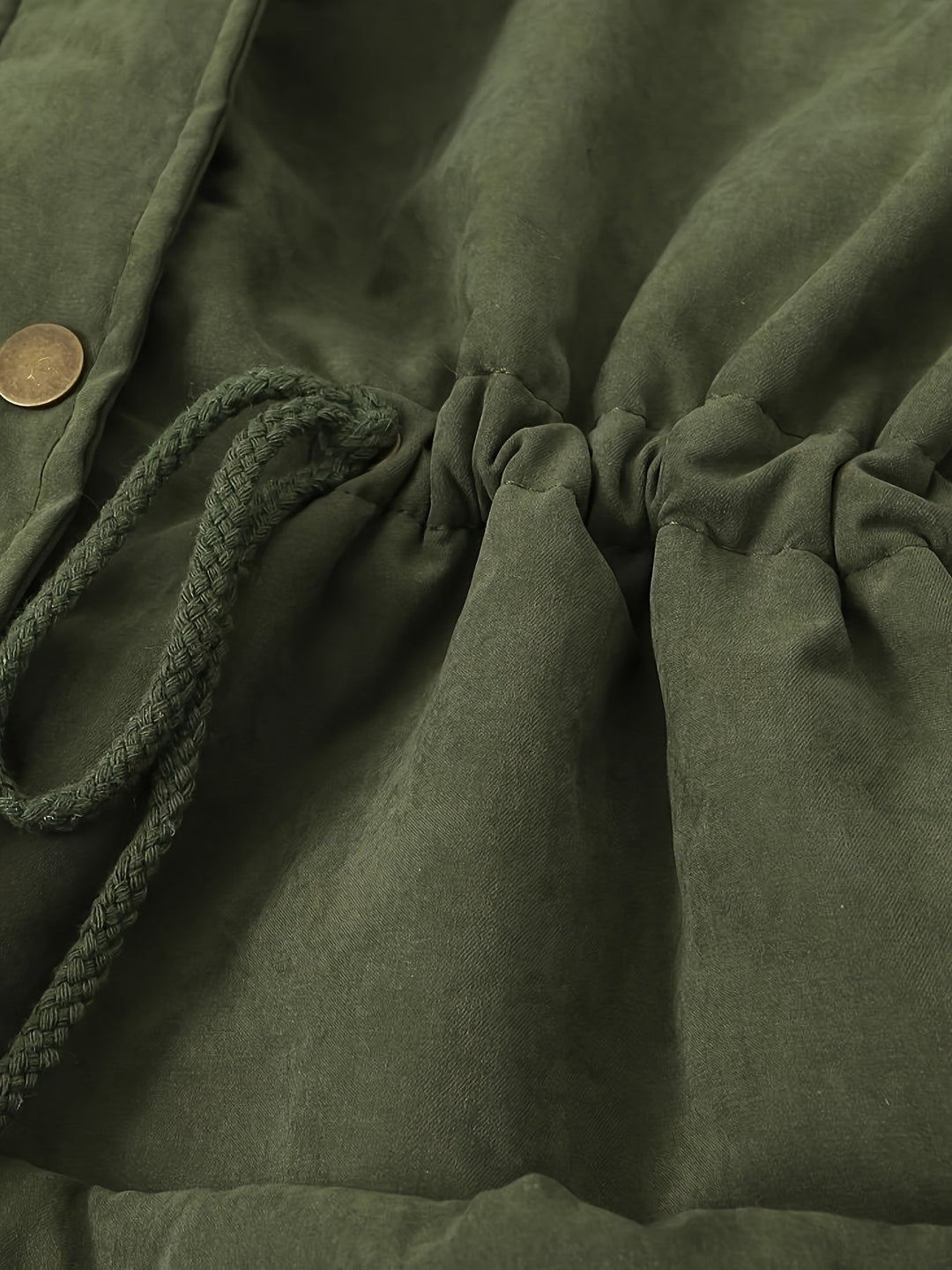 Parka lungo verde da donna con collo borg e vita regolabile. Cappotto invernale casual per lei.