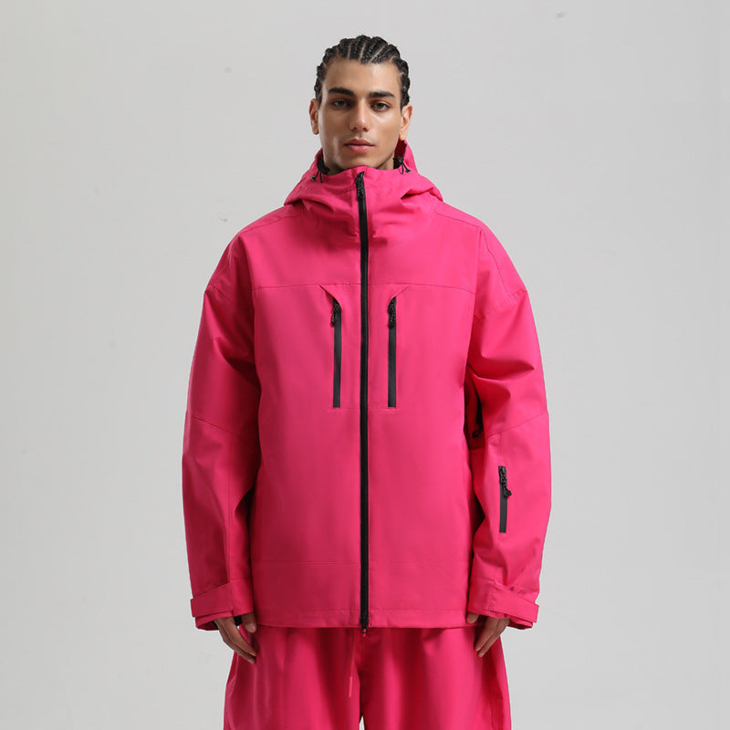 Dettagli tasche e cerniere su giacca sci uomo invernale impermeabile. Cappotto traspirante.