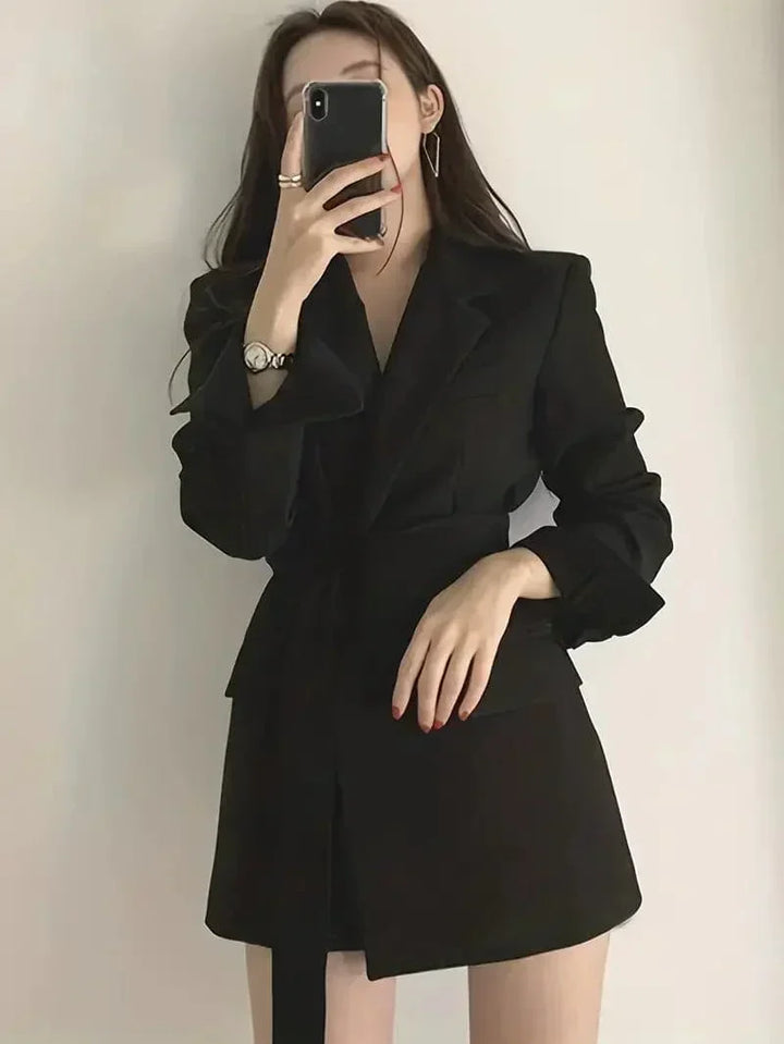 Mini vestito blazer da donna, design sartoriale elegante. Vestito slim fit perfetto per un look casual chic versatile.