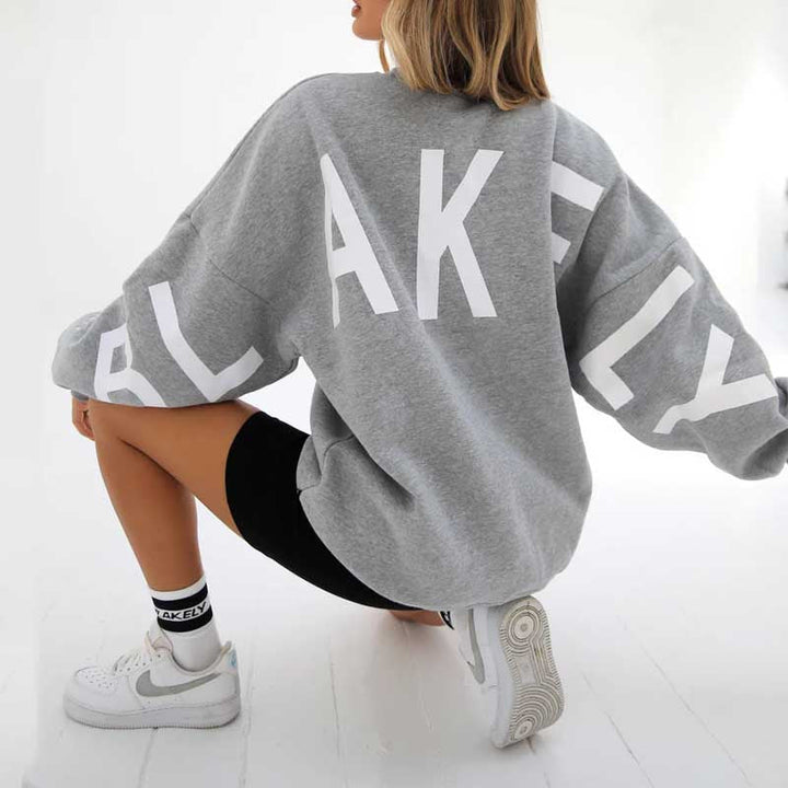 Dettaglio di maglione donna a manica lunga con stampa, enfatizzando il design e comfort.