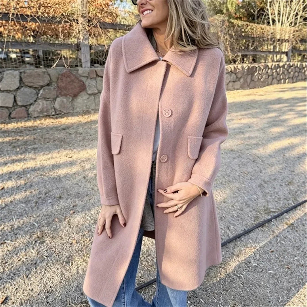 Giacca di lana monopetto donna, vestibilità comoda. Capospalla elegante e versatile per ogni outfit quotidiano.