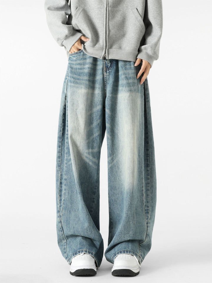 Jeans uomo baggy fit azzurri, versatili per uno stile casual moderno e un comfort superiore ogni giorno.