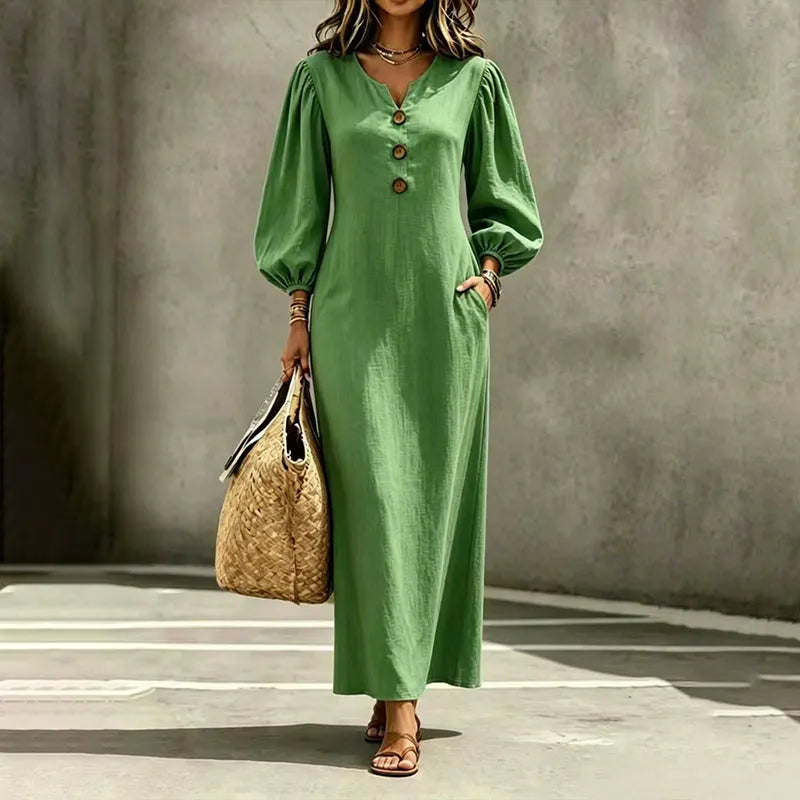 Modella che indossa abito maxi donna scollo a V, maniche a sbuffo, multicolore, elegante e casual chic per l'estate.