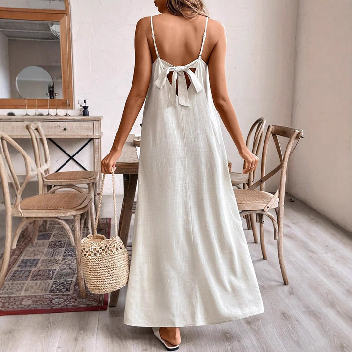 Elegante vestito estivo senza spalline color albicocca, linea ad A fluida, perfetto per eventi o spiaggia.