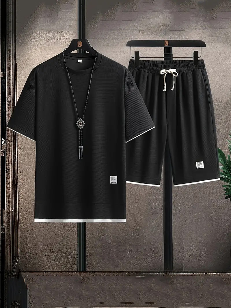 Abbigliamento uomo casual: completo due pezzi coordinato, T-shirt e pantaloncini perfetti per l'estate.