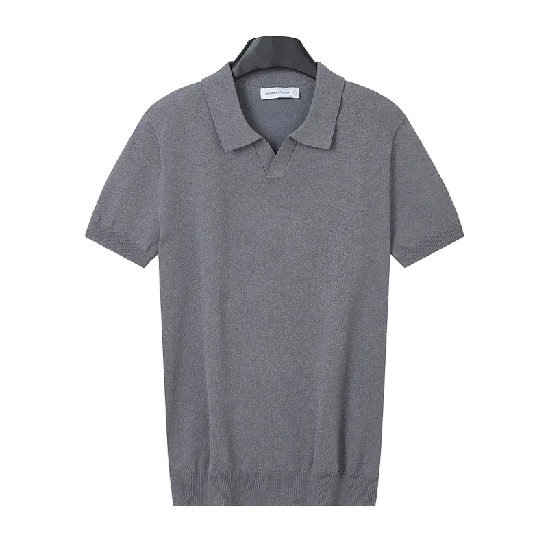 Polo uomo a maniche corte dal taglio slim, un capo d'abbigliamento estivo che valorizza la silhouette maschile.