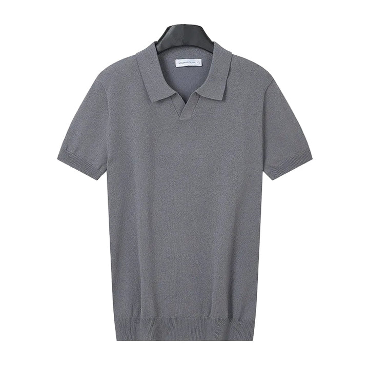 Polo uomo a maniche corte dal taglio slim, un capo d'abbigliamento estivo che valorizza la silhouette maschile.