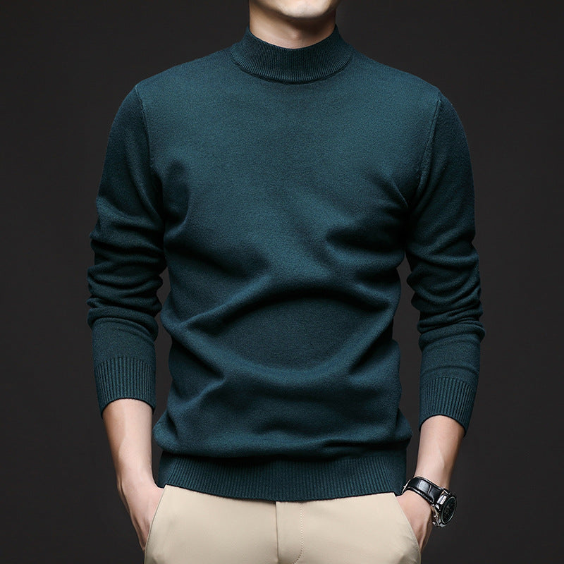 Maglione uomo aderente a mezza dolcevita in morbido tessuto, per uno stile moderno e confortevole.