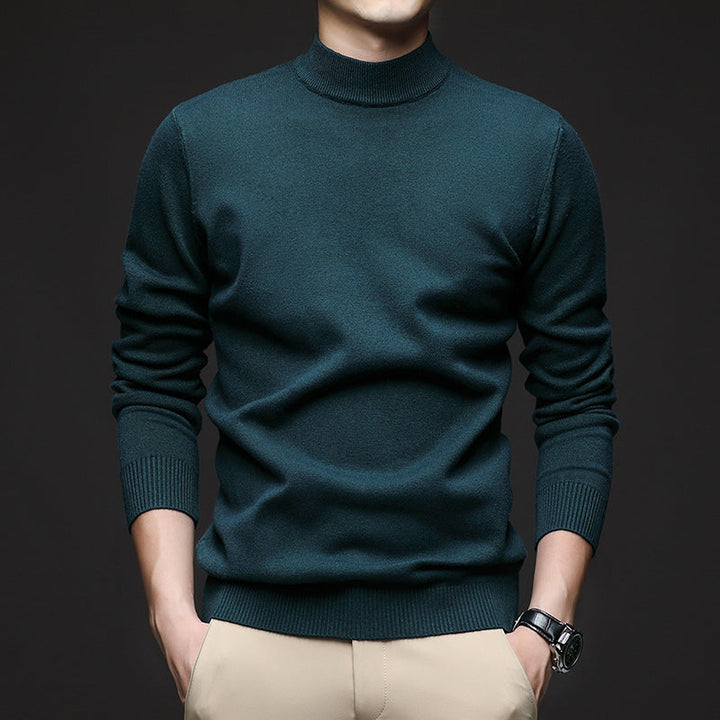Maglione uomo aderente a mezza dolcevita in morbido tessuto, per uno stile moderno e confortevole.