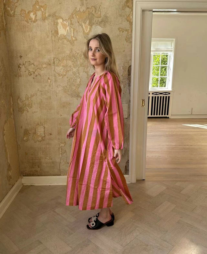 Abito lungo donna fluido e ampio a righe, ideale per un look estivo comodo, chic e versatile.