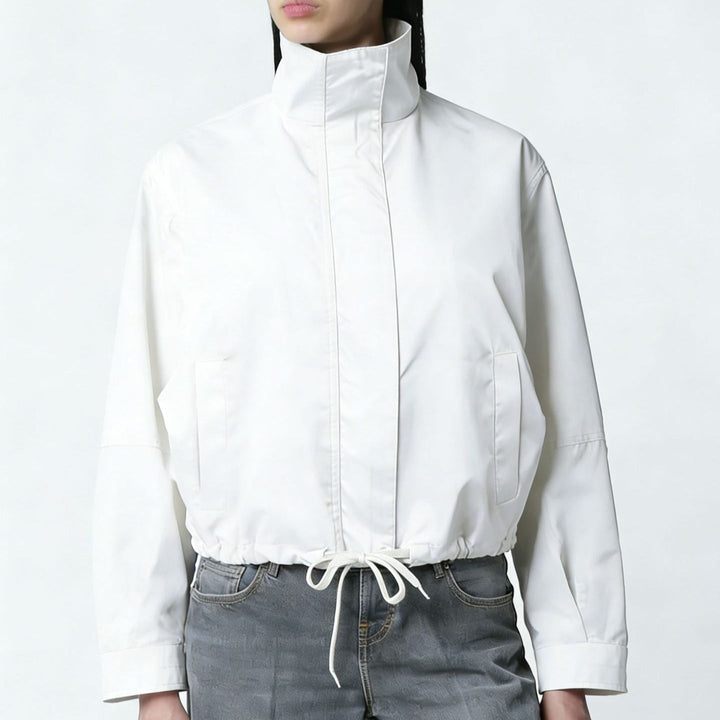 Trench lungo donna elegante in stile minimal, collo alto. Perfetto cappotto mezza stagione con maniche lunghe alla moda.