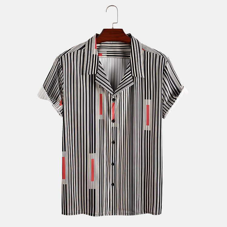 Elegante camicia uomo a righe verticali, taglio slim fit e maniche corte, ideale per outfit casual estivi con colletto revers.