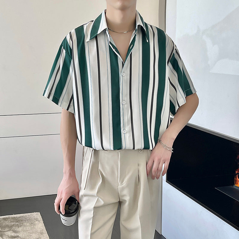 Camicia uomo casual verde scuro a maniche corte, vestibilità ampia, collo a punta. Stile rilassato e moda uomo.
