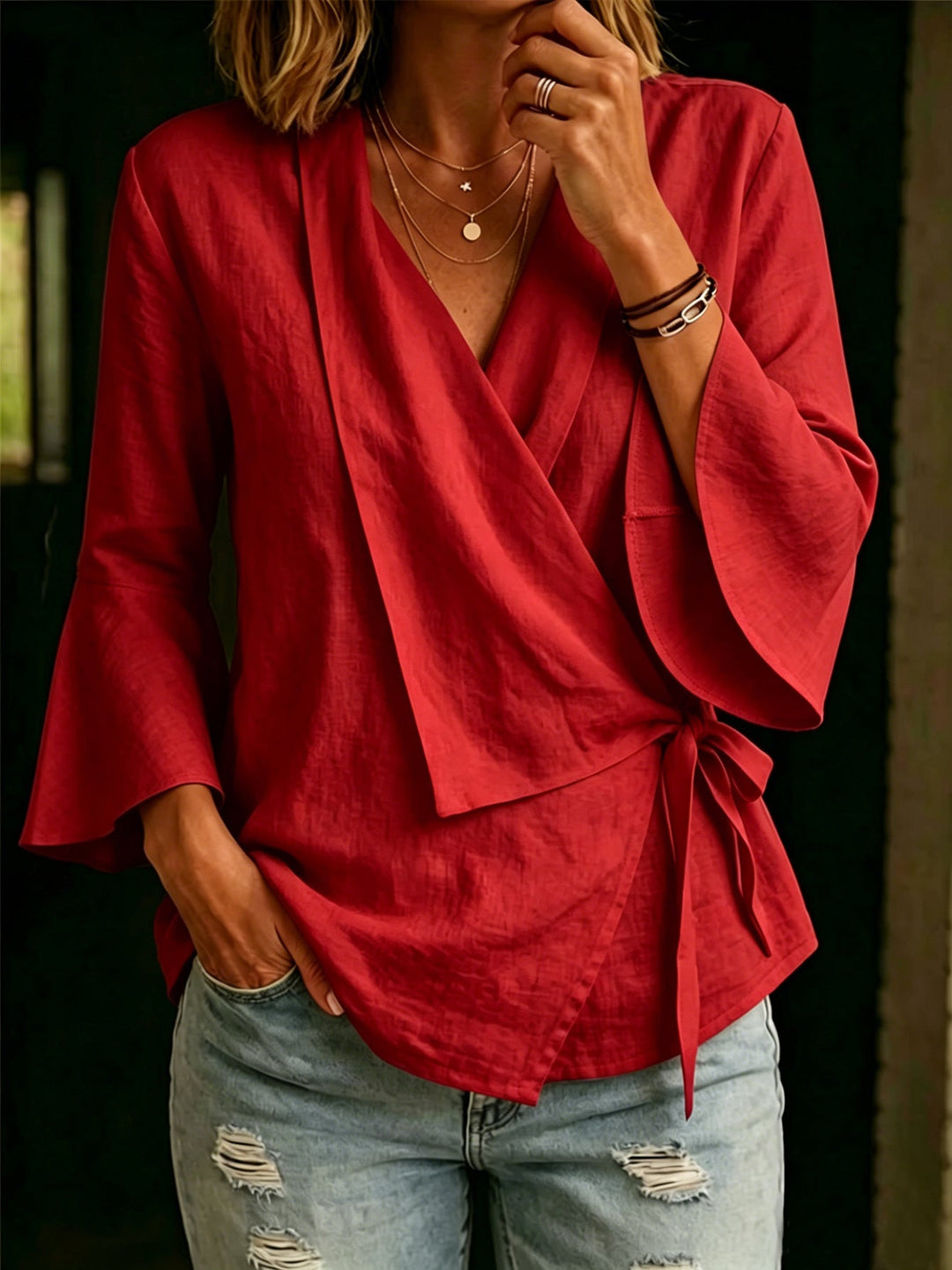 Camicetta donna asimmetrica con rever, maniche svasate. Blusa casual chic di tendenza per l'estate.