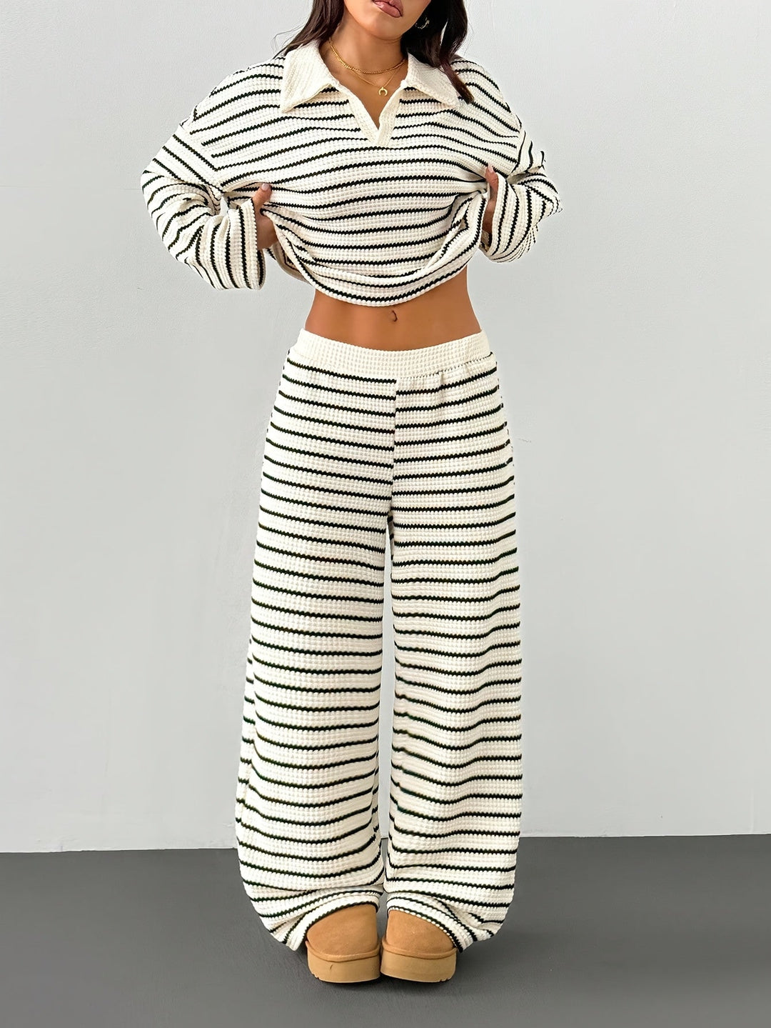 Loungewear donna comodo due pezzi, completo a righe moderno. Perfetto per outfit relax o abbigliamento casual chic da viaggio.