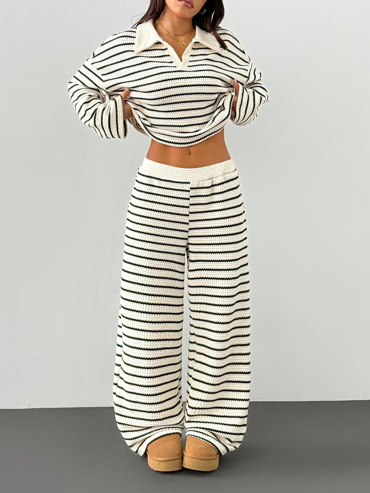 Loungewear donna comodo due pezzi, completo a righe moderno. Perfetto per outfit relax o abbigliamento casual chic da viaggio.