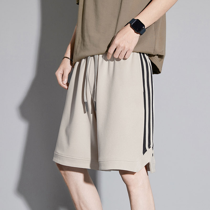 Pantaloncini uomo estivi cropped a righe, vita media, comodi e perfetti per un look casual di tendenza.