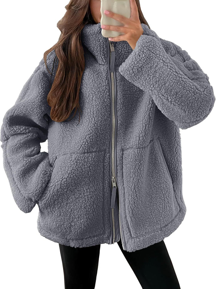 Giacca invernale in pile da donna, calda e con colletto a punta. Essenziale per il comfort quotidiano.