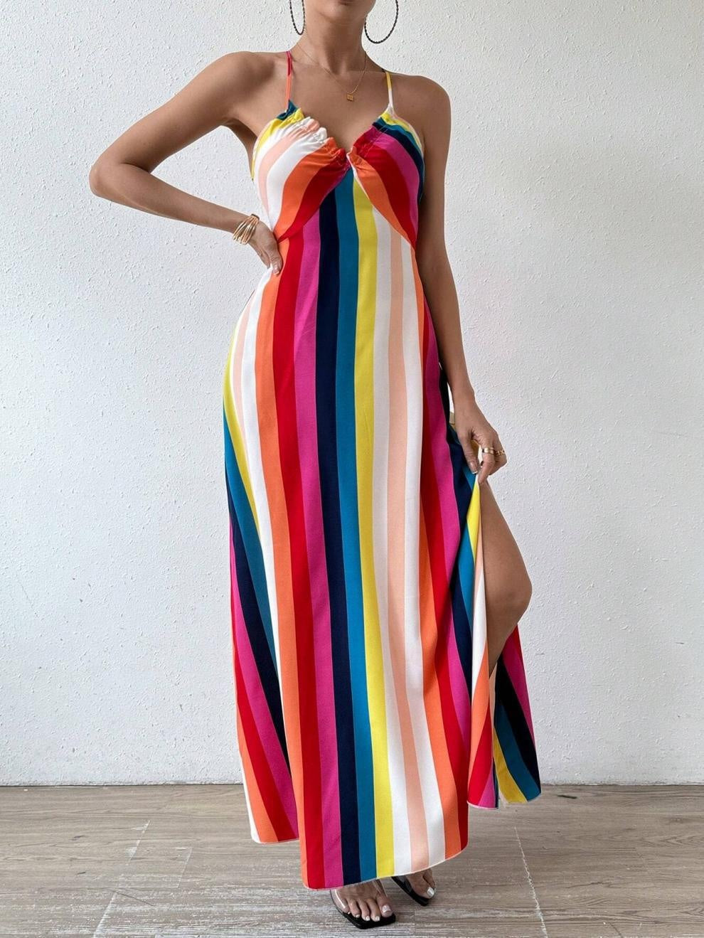 Abito midi donna con vibranti righe arcobaleno, vestibilità bodycon. Ideale per un look estivo e alla moda.