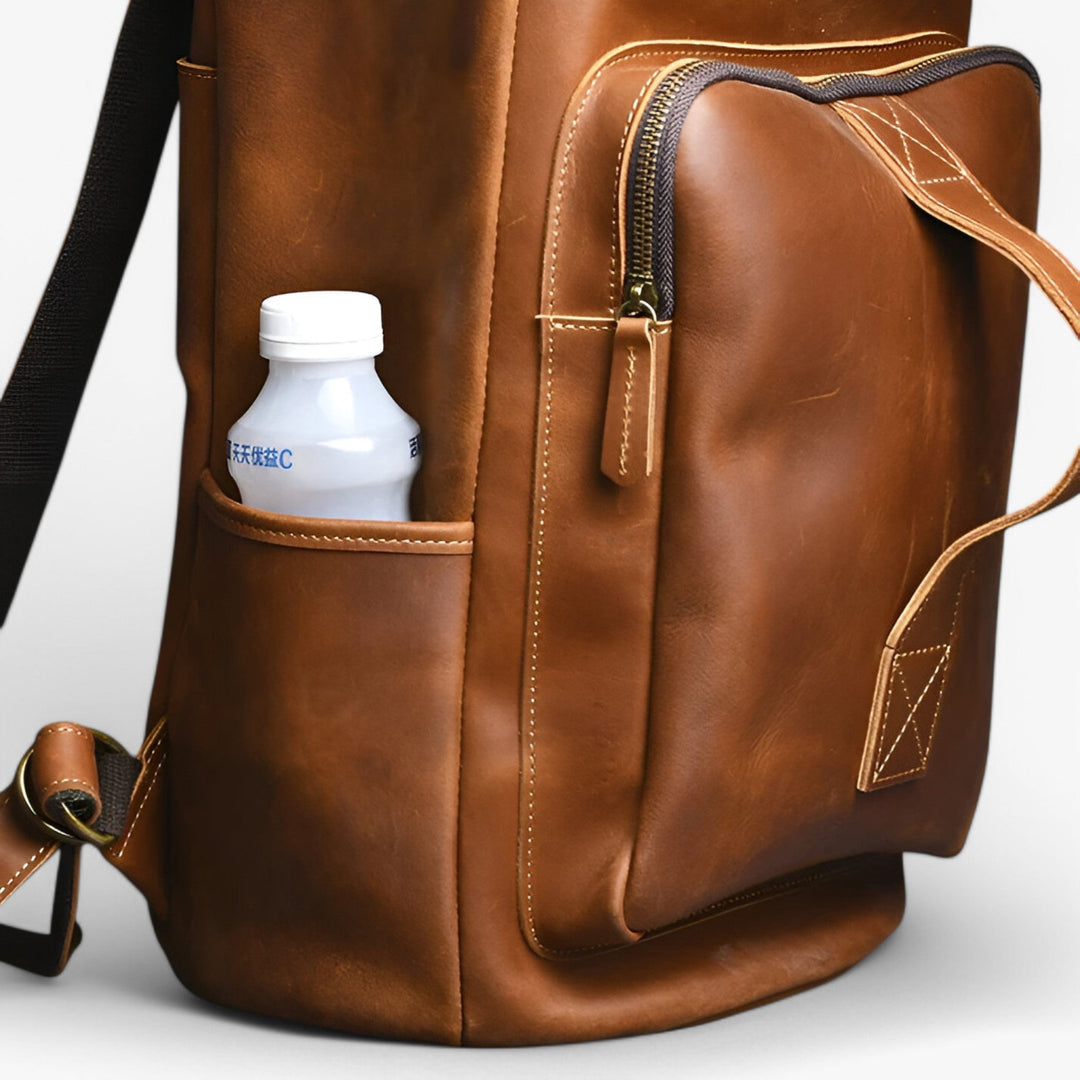 Zaino casual marrone minimalista per adulti, unisex, compagno ideale per il viaggio o l'uso quotidiano in città.