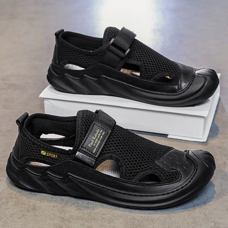 Sandali estivi da uomo, vista laterale. Scarpe con chiusura a velcro, ideali per comfort e passeggio.
