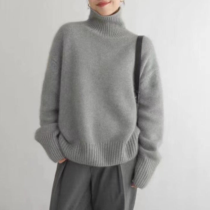 Maglione dolcevita spesso donna beige o grigio, pullover caldo per inverno. Comfort accogliente, stile casual.