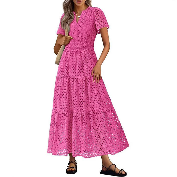 Moda estiva donna: abito lungo fluido con scollo a V e maniche corte. Eleganza in spiaggia.