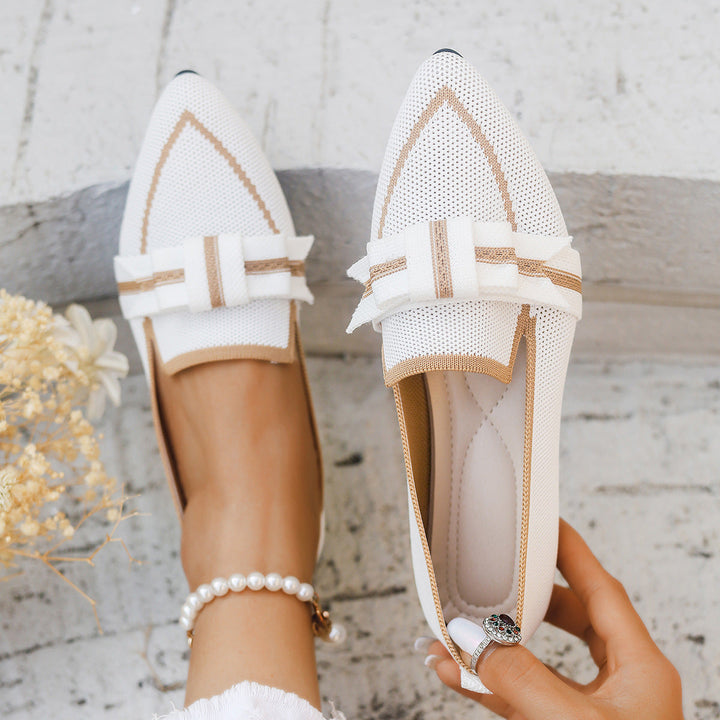 Scarpe basse donna casual ed eleganti, con fiocco. Disponibili in nero, marrone, blu navy e bianco crema.