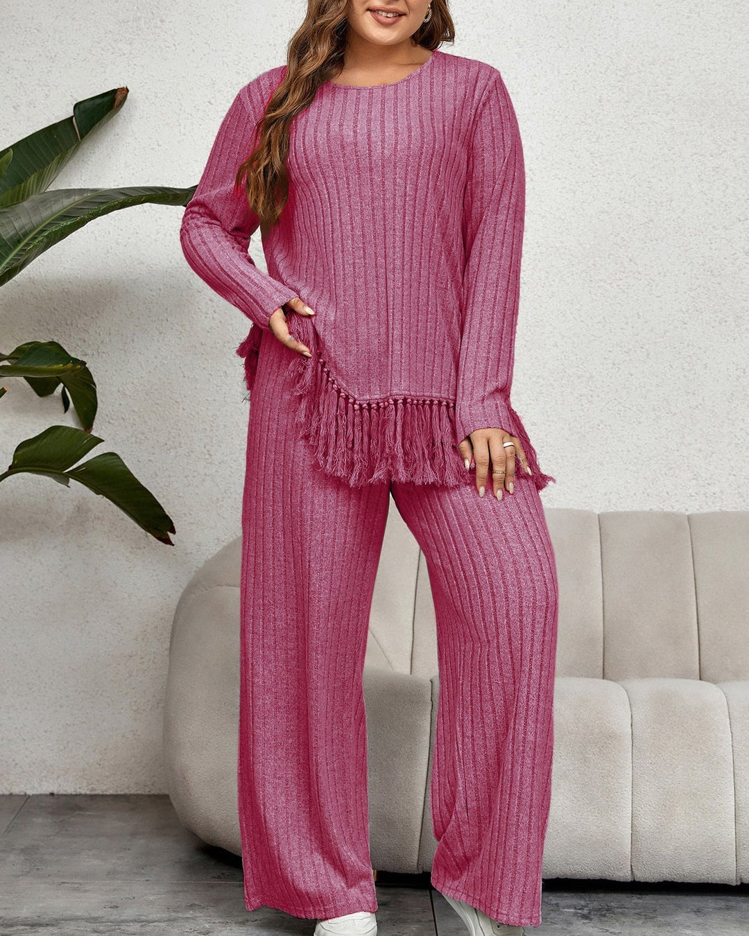 Completo donna curvy due pezzi moderno, top sfrangiato e pantaloni ampi, perfetto per stile e comfort.