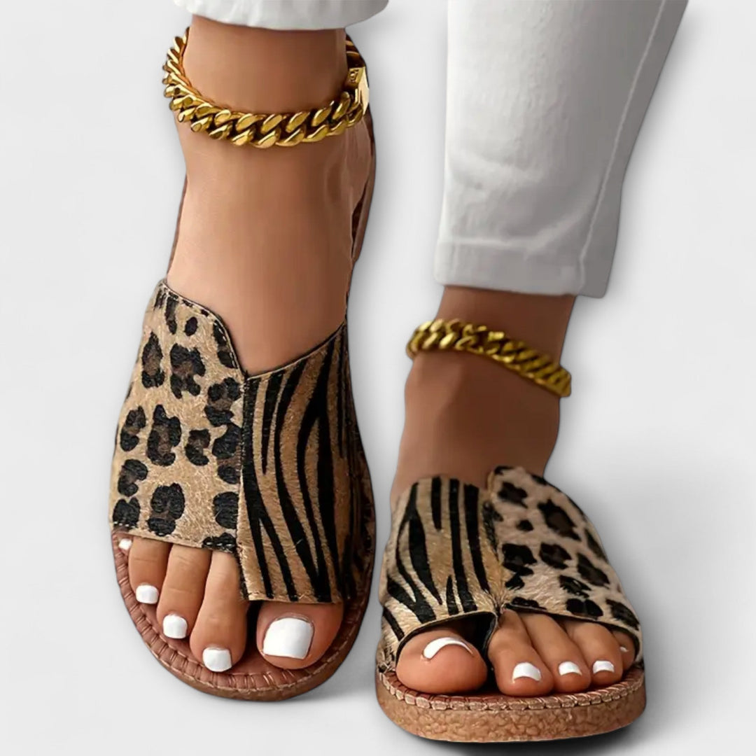 Ciabatte donna leopardate bicolore, perfette per un look estivo casual e di tendenza. Comode e aperte per vacanze.