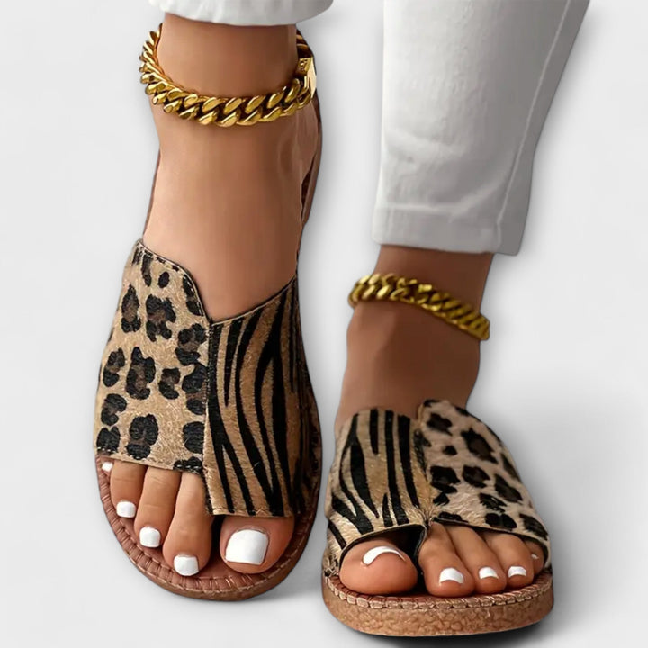 Ciabatte donna leopardate bicolore, perfette per un look estivo casual e di tendenza. Comode e aperte per vacanze.