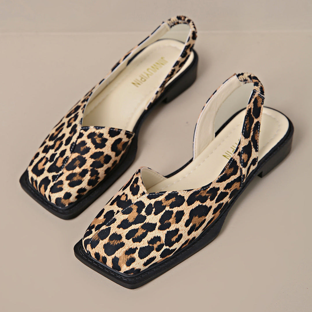 Sandali donna con punta squadrata, suola piatta e fascia elastica. Comfort e stile casual per l'estate.