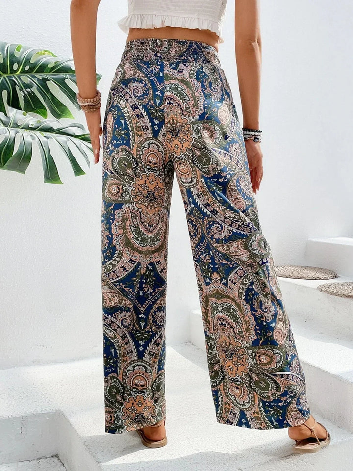 Pantaloni larghi da donna con pattern astratto, ideali per un outfit moderno, comodo e primaverile.
