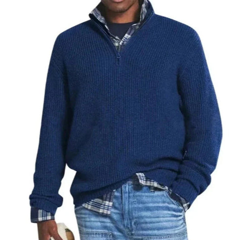 Dettaglio zip e colletto alto su maglione pullover uomo autunnale, per un look moderno.