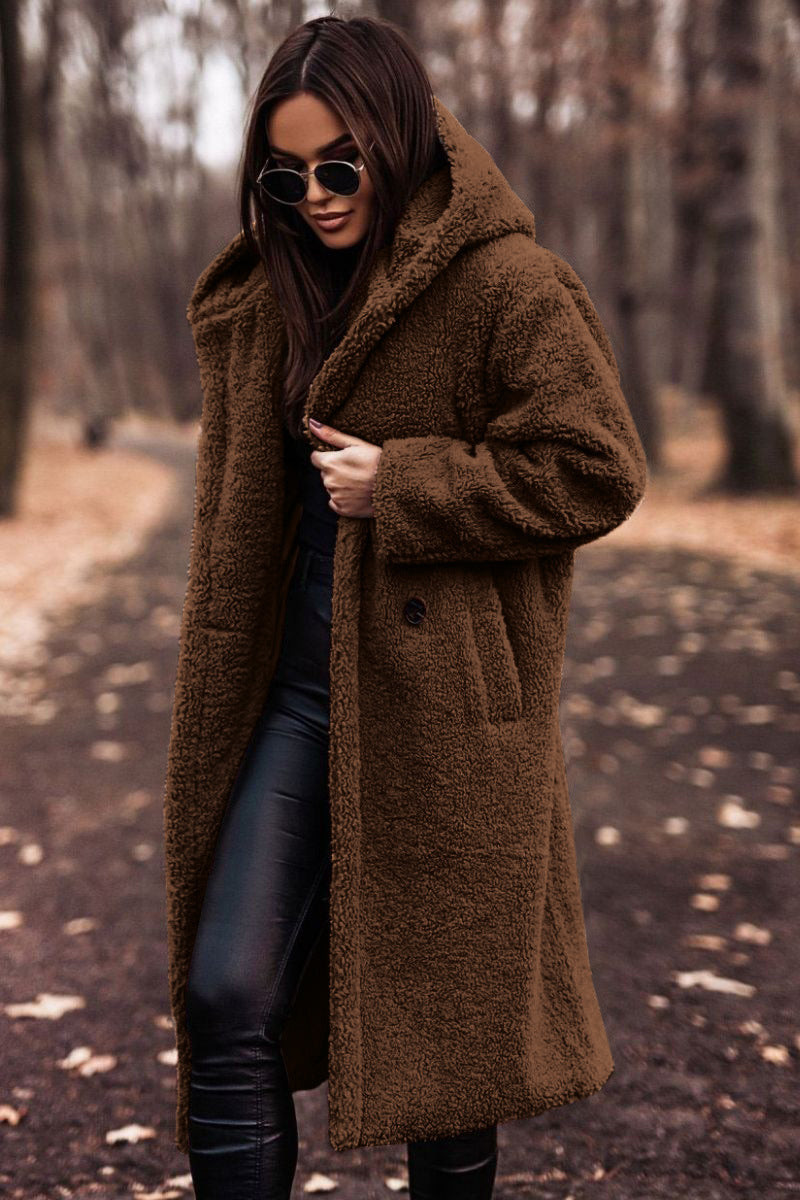 Moda inverno donna: cappotto teddy lungo con cappuccio, un capo elegante e funzionale per l'abbigliamento quotidiano.