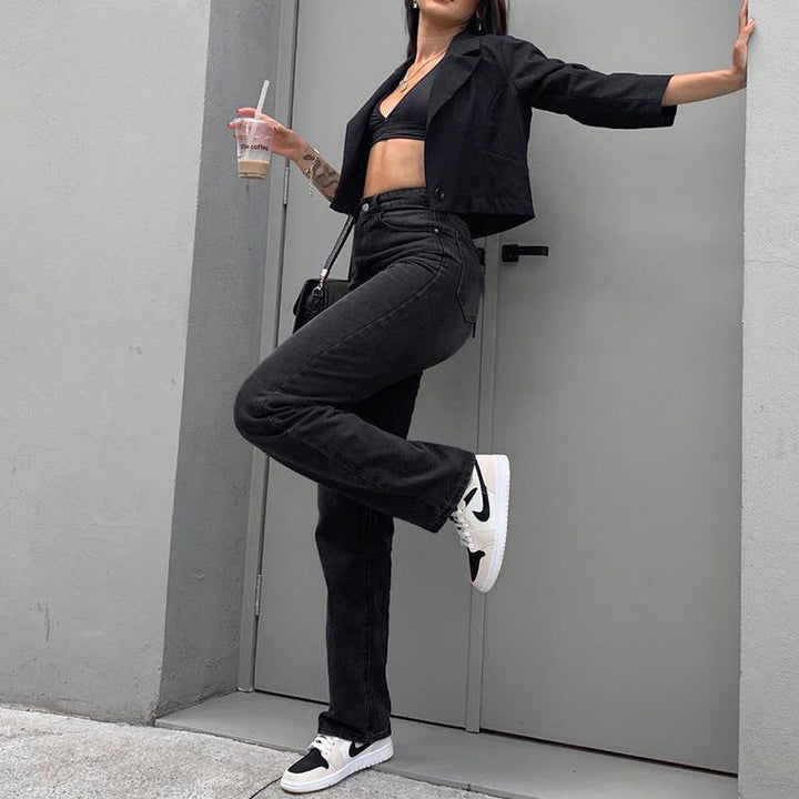 Eleganti jeans neri donna a vita alta con gamba dritta, ideali per comfort e stile quotidiano.