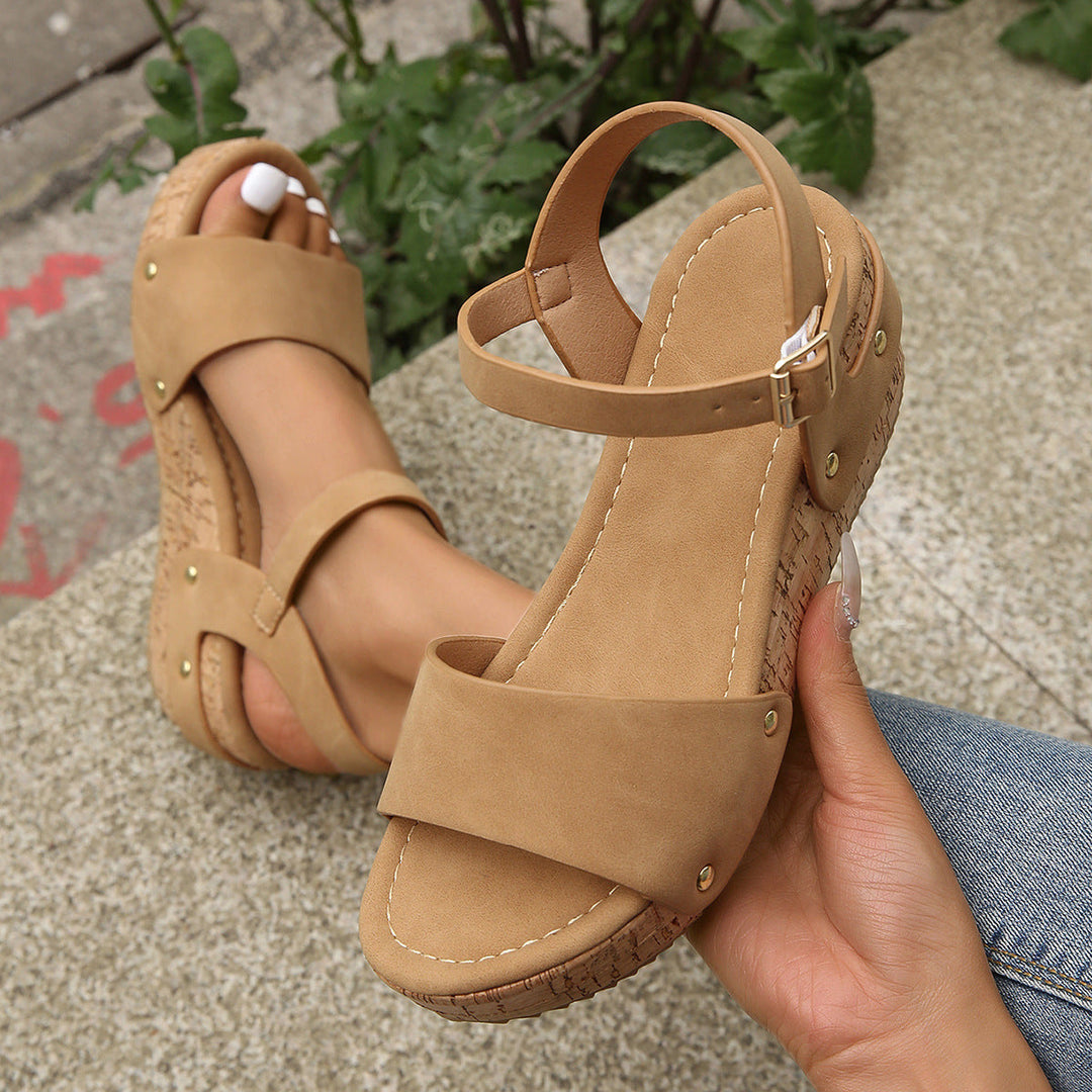 Scarpe estive da donna: sandali con plateau alla moda e stampa leopardata, perfetti per outfit audaci.