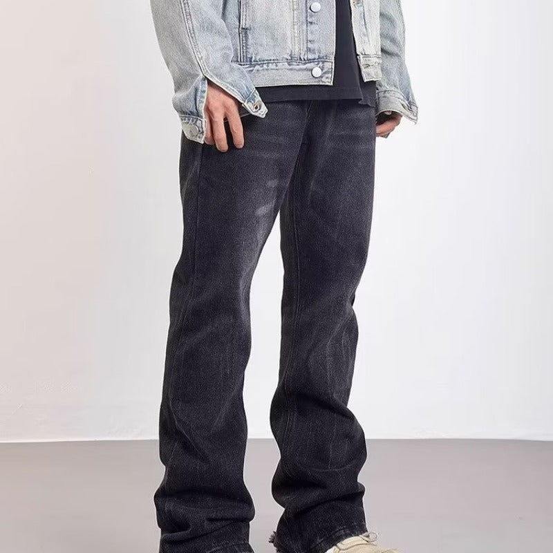 Jeans uomo svasati neri, con lavaggio effetto vintage e zone strappate, ideale per un outfit moderno e distintivo.