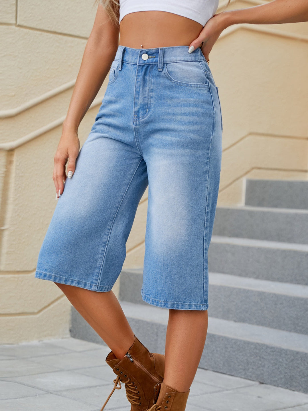 Pantaloncini corti donna a vita alta, blu, perfetti per giornate soleggiate e look casual chic estivi.