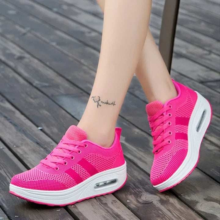 Sneakers donna versatili, ammortizzate e traspiranti, perfette per il comfort e lo stile quotidiano.